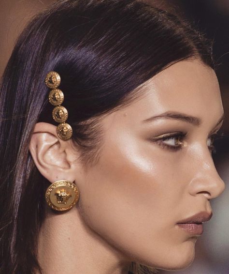 #versace hair clip Fashion Show Makeup, Show Makeup, Beauty Make-up, Camp Half Blood, Ear Rings, All Things Beauty, Bella Hadid, Beauty Inspiration, Beauty Make Up