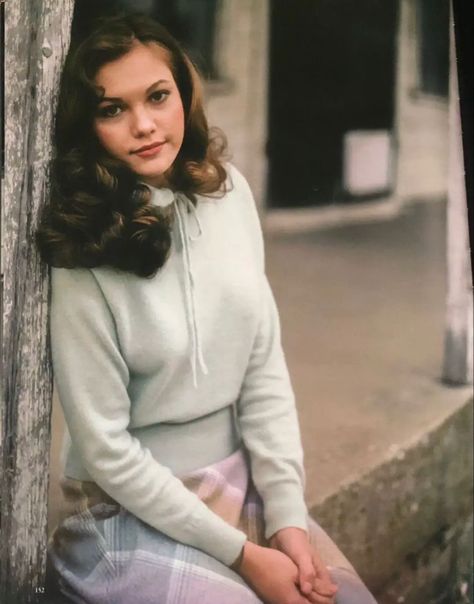 Cherry Valance Outfit, Cherry The Outsiders, Cherry Valance The Outsiders, Outsiders Outfits, Young Diane Lane, Diana Lane, Cherry Valance, Diane Lane Actress, Outsiders Cast