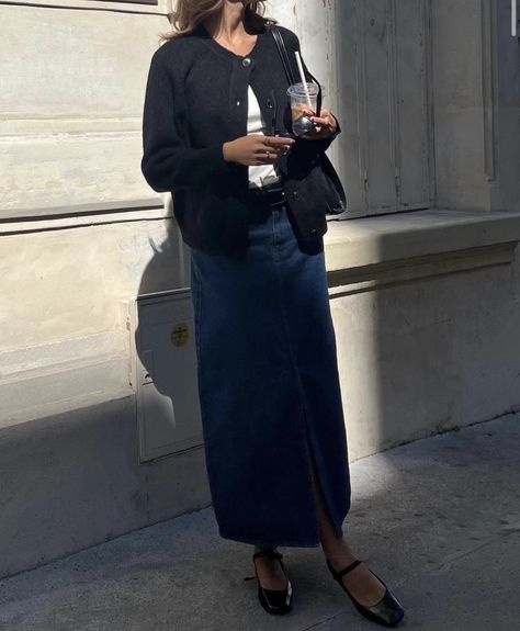 Long Denim Skirt Office Outfit, Midi Skirt Outfit Work, Denim Long Skirt Outfit, Denim Pencil Skirt Outfit, Long Denim Skirt Outfits, Denim Maxi Skirt Outfit, Office Skirt Outfit, Denim Midi Skirt Outfit, Dark Denim Skirt