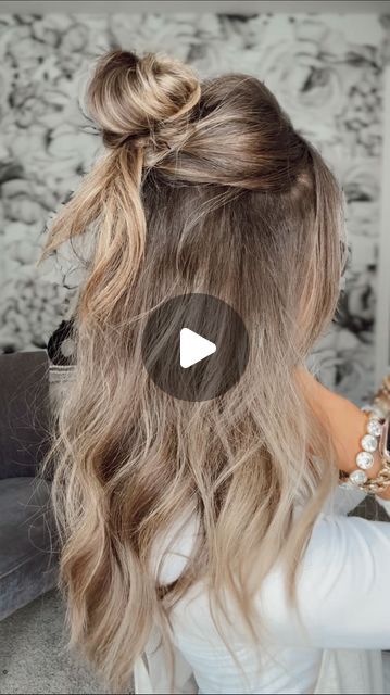 Hairstyle To Make Hair Look Thicker, No Extension Hairstyles, Top Knot For Long Hair, Everyday Messy Bun, Date Night Hairstyles Half Up, Half Up Hairstyles Volume, Updos For Rainy Days, How To Do Messy High Bun, Simple Business Hairstyles