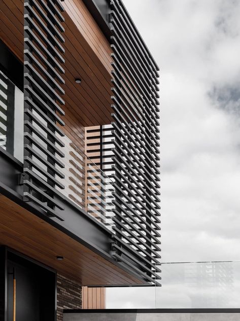 This house is the embodiment of modern minimalism and refined taste. Its facade is finished with planken and immediately attracts attention with its unusual and modern look. The project is all about geometry of forms. Among the special design elements are horizontal lines on the facade. This technique visually pulls the house along the plot and creates a feeling of spaciousness. #architecture #house #fashion #decor #diy #homedecor #amazingarchitecture #interiordesign #contemporaryhome #modern Metal Facade Architecture Design, Horizontal Architecture, Decorative Metal Screen, Exterior Wall Cladding, Cladding Design, Metal Facade, Facade Architecture Design, Facade Cladding, Amazing Houses