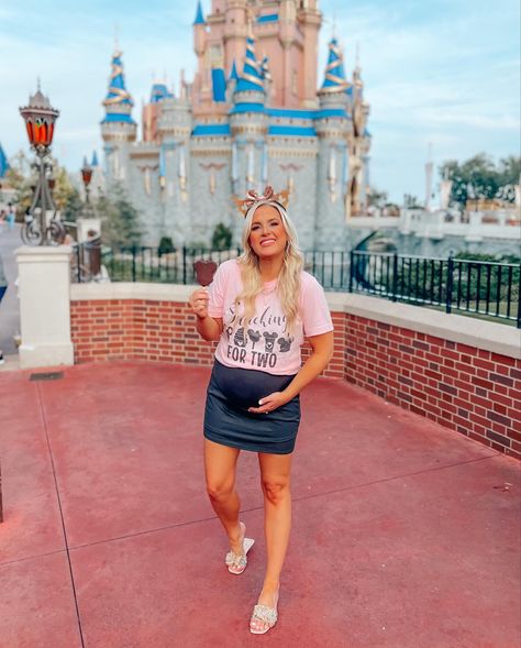 Pregnant Disney Shirt Ideas, Disney World Outfits Pregnant, Pregnant At Disneyland, Disney Outfits Pregnant Women, Maternity Disney World Outfit, Pregnant At Disney World Outfit, Disney Maternity Photos, Disneyland Maternity Outfit, Disney World Pregnant