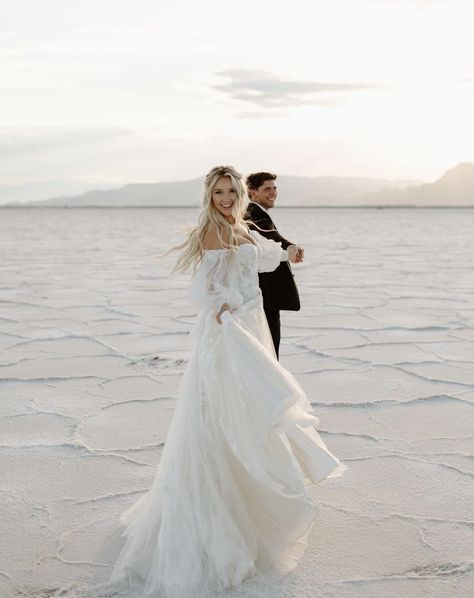 Bonneville Salt Flats Engagement Photos, Utah Salt Flats, Salt Flats Utah, Salt Flat, California Engagement Photos, Bonneville Salt Flats, Flat Photo, Photos Poses, Photos Inspo