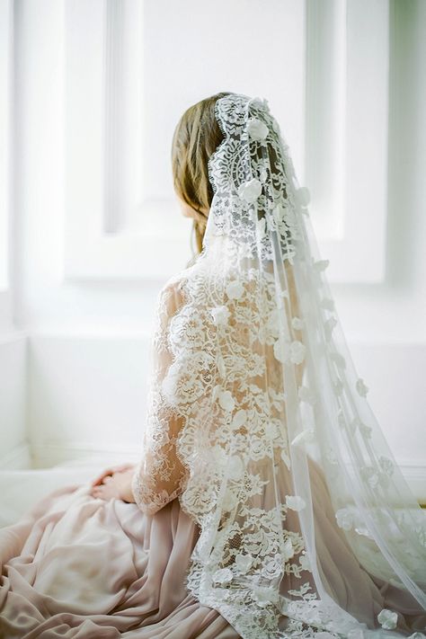 Knee length veil with scalloped edge and delicate fabric petals Cotton Wedding Dresses, Bridal Veils And Headpieces, Beautiful Veil, Cotton Wedding, Open Back Wedding Dress, Back Wedding Dress, A Wedding Dress, Headpiece Wedding, Wedding Dresses Romantic