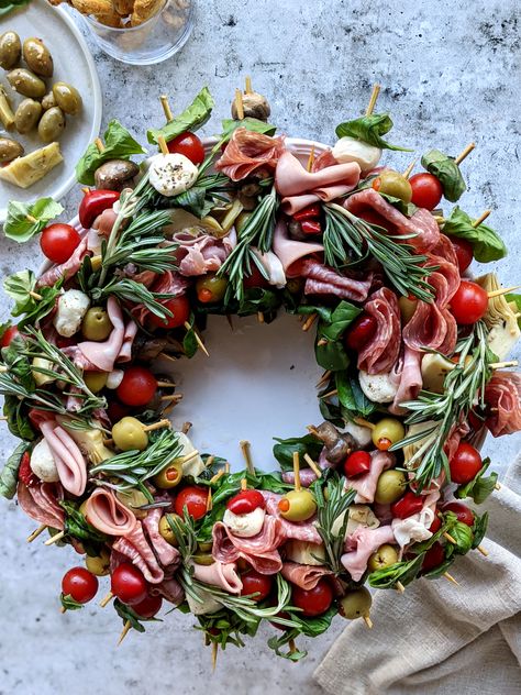 Christmas Appies, Xmas Apps, Cheese Wreath, Charcuterie Wreath, Christmas Platters, Holiday Potluck, Christmas Entertainment, Holiday Cheese, Appetizers Christmas