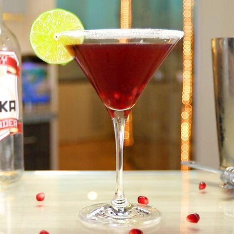 pomegranate martini by tipsy bartender Mango Rum Drinks, Pomegranate Martini Recipe, Martini Flavors, Vodka Mixers, Pomegranate Martini, Mango Rum, Bonefish Grill, Classic Martini, Tipsy Bartender