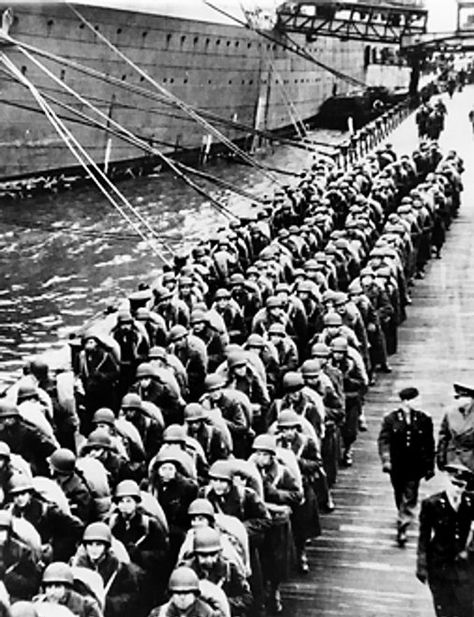 US troops waiting on a pier - Category:Photographs taken on 1944-06-05 - Wikimedia Commons D Day Normandy, D Day Invasion, Wwii Posters, D Day Landings, Ww2 History, Us History, D Day, Military History, World History