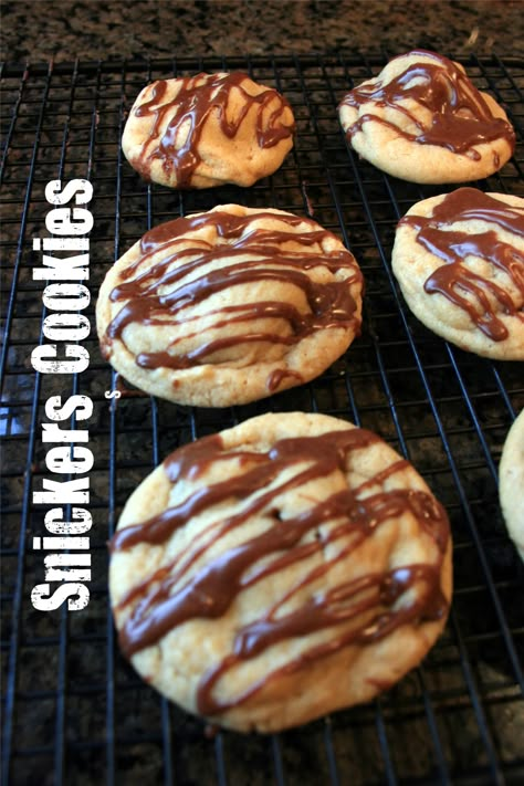 Top Ten Favorite Christmas Cookies!  @yourhomebasedmom.com  #cookies,#christmascookies Snickers Recipes, Farm Meals, Random Desserts, Surprise Cookies, Snickers Cookies, Holiday Sweets, Crinkle Cookies, Homemade Halloween, Xmas Cookies