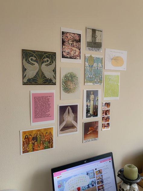 Wall Above Desk Ideas, Gallery Wall Postcards, Postcard Wall Collage, Postcards On Wall, Cute Wall Collage, Unc Dorm, Postcard Wall Decor, Vintage Collage Wall, Personal Bubble