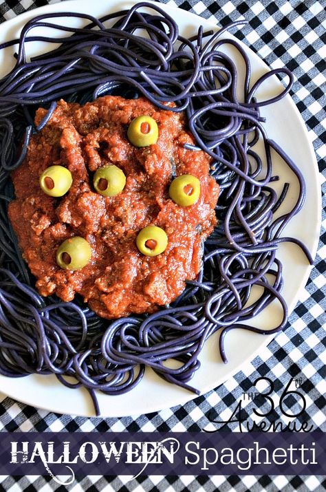 Halloween black spaghetti: Black spaghetti and pimento olive eye balls make this ghoulish dish taste positively delicious. Halloween Dinner Recipes, Halloween Spaghetti, Savory Halloween Food, Italian Food Party, Menu Halloween, Postres Halloween, Halloween Food Dinner, Recetas Halloween, Italian Party