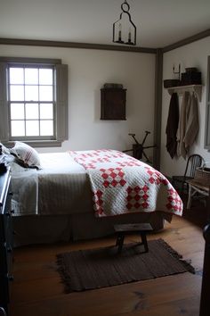 Colonial Bedrooms, Primitive Bedroom, Deco Champetre, Modern Country Style, Red And White Quilts, American Farmhouse, Primitive Homes, Room Photo, Cosy Home