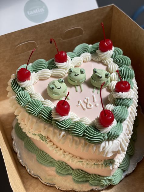 Cute Green Cake, 23rd Birthday Cake, Homemade Cake Decorating Ideas, Cake Boxes Diy, Frog Cupcakes, Ugly Cakes, Frog Cake, Hand Painted Cakes, Funny Birthday Cakes