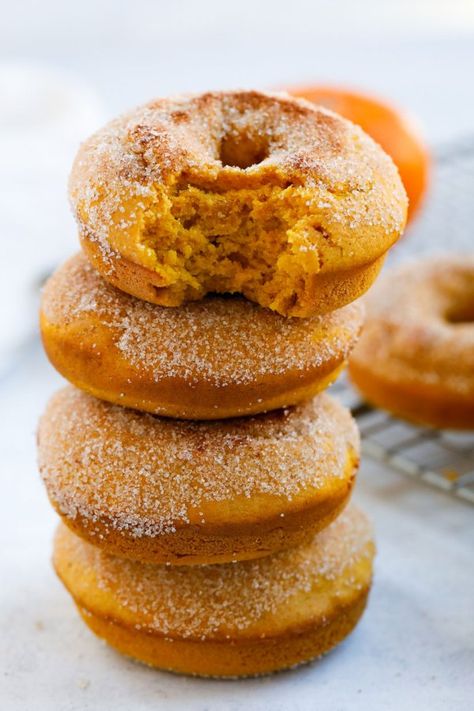 Pumpkin Donuts Baked, Pumkin Ideas, Fall Donuts, Cake Donuts Recipe, Pumpkin Spice Donut, Pumpkin Chocolate Chip Muffins, Pumpkin Spice Cake, Chocolate Chip Pancakes, Homemade Donuts