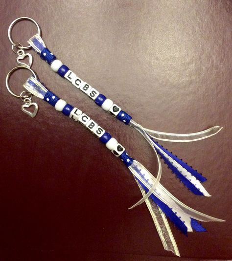 School sports team spirit keychains for team fundraiser School Spirit Keychains Diy, Color Guard Fundraiser Ideas, Cheerleading Gifts For Team Diy, School Spirit Keychains, Team Merchandise Ideas, Cheer Crafts High School, Team Swag Ideas, Cheer Craft Ideas, Cheer Team Party Ideas