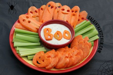 Simple Carrot Garnish Ideas - Gala in the kitchen Halloween Veggie Ideas, Halloween Carrots, Halloween Vegetable Tray, Halloween Veggie Tray Ideas, Halloween Veggies, Carrot Garnish, Food Decoration Ideas, Halloween Veggie Tray, Halloween Kita