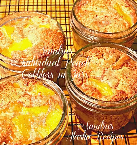 Peach Cobbler In A Jar Recipe, Cobbler In A Jar, Mason Jar Deserts, Individual Peach Cobbler, Mason Jar Baking, Mason Jar Desserts Recipes, Mason Jar Pies, Alaska Recipes, Mason Jar Cakes