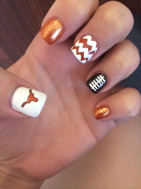 Texas Longhorn football nails! Hook 'em! Ut Football Nails, Ut Nails Designs, Ut Longhorn Nails, Texas Longhorns Nails, Ut Nails, Longhorn Nails, Ut College, Football Nail Art, Longhorn Football