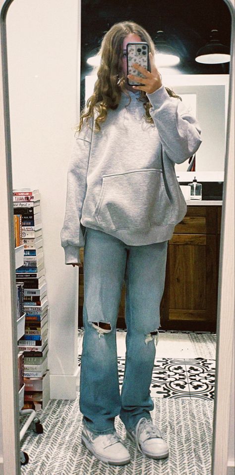 back to school outfit, dad jeans, mom jeans, baggy jeans, grey sweatshirt, hoodie, casual outfit, basic outfit, easy outfit, new balances, autumn outfit, fall outfit, winter outfit, mirror photo Birthday Outfit Jeans And Top Winter, Hoodie Jeans Outfit Women, Jeans Outfit Winter School, Jeans With Sweatshirt Outfit, Outfit Ideas Jeans Winter, Oversized Hoodie With Jeans, Dad Jeans Outfit Women Winter, Hoodie And Baggy Jeans Outfit, Outfits With Hoodies And Jeans