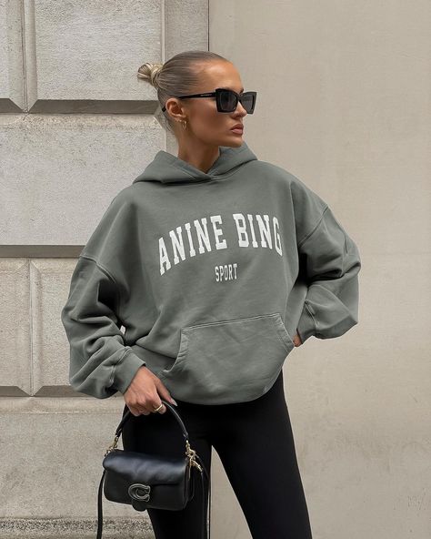 Anine Bing Sweater, Anine Bing Hoodie Outfit, Annie Bing Sweatshirt, Anine Bing Sweatshirt Outfit, Anine Bing Sweatshirt, Sweatshirt Street Style, Sweats Outfit, Chic Sweatshirt, Cold Outfits