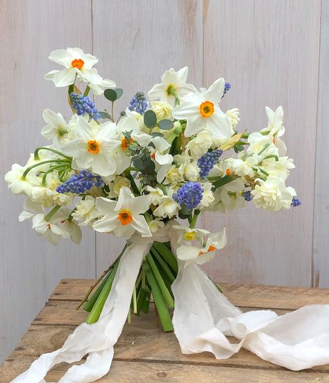 Easter Wedding Flowers, Spring Wedding Daffodils, Daffodil Wedding Ideas, Easter Wedding Bouquet, Spring Wedding Flowers Daffodil, Mini Spring Bouquet, Spring Wedding Arrangements, Flower Bouquet Daffodils, Daphodil Bouquet