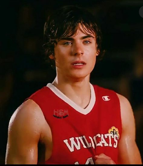 Zac Efron in High School Musical 3 (2008) film Zac Efron Troy Bolton, Zac Efron Aesthetic, Young Zac Efron, Zac Efron 2000s, Zac Efron Hsm, Ryan High School Musical, Basketball Boys, Troy High School Musical, High School Musical Troy