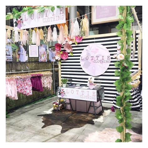 Stall Decoration Ideas, Muslin Romper, Market Stall Display, Stall Decorations, Baby Fair, Baby Clothes Newborn, Boutique Display, Pop Up Market, Market Displays