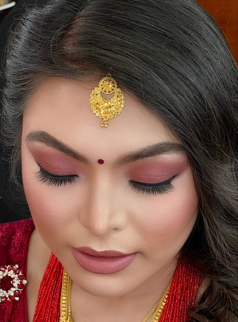 Nepali Bride Makeup, Nepali Bride, Reception Makeup, Tikka Jewelry, Maang Tikka, Eyes Makeup, Bride Makeup, Bridal Necklace, Bridal Makeup