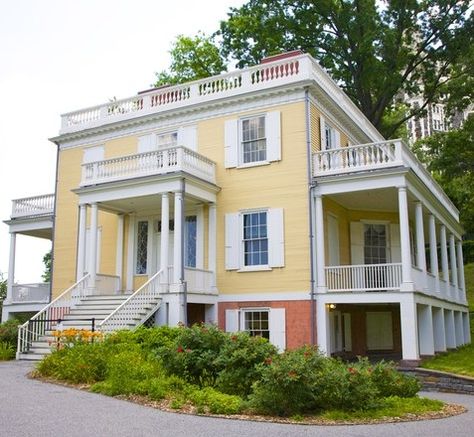 Alexander Hamilton commissioned John McComb Jr. to build this two-story Federal-style house on his 32-acre estate in Upper Manhattan. Antebellum House Plans, Hamilton Quiz, Federal Style House, Brick Ranch Houses, Awesome Houses, House Plan With Loft, House Plans With Pictures, Home Nyc, Historic Landmarks