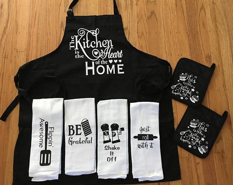 This is the perfect gift for the cook in your life. Apron set, kitchen set, apron and dish towels, funny dish towels. #apronset #funnydishtowels #homedecor #giftsforcooks #kitchenitem Apron Vinyl Ideas Women, Cricut Gift Ideas, Richmond California, Sublimacion Ideas, Custom Apron, Idee Cricut, Cricut Explore Projects, Gifts For A Baker, Cricut Projects Beginner