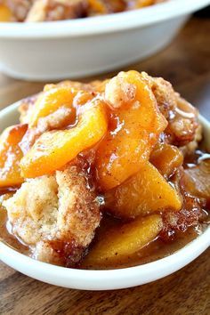 Fresh Peach Cobbler is a delicious peach cobbler recipe that is loaded with juicy, fresh peaches and a delicious crunchy cake like topping. The mixture of the peaches, with the cinnamon and the juices, along with the topping, tastes amazingly delicious and is a family favorite Southern style peach cobbler recipe. Fruit Cobbler Recipe, Fresh Peach Cobbler, Cobbler Recipes Easy, Southern Peach Cobbler, Easy Peach Cobbler Recipe, Peach Dessert Recipes, Cobbler Topping, Peach Cobbler Easy, Fruit Cobbler