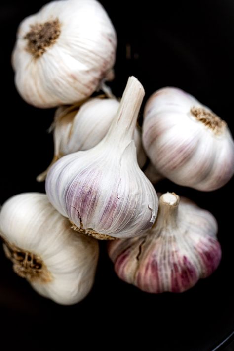 All About Garlic - Fork in the Kitchen Receding Hair, Olive Oil Dip, Receding Hair Styles, Split Ends Hair, Garlic Uses, Oil For Hair Growth, Raw Garlic, Garlic Pasta, Garlic Oil