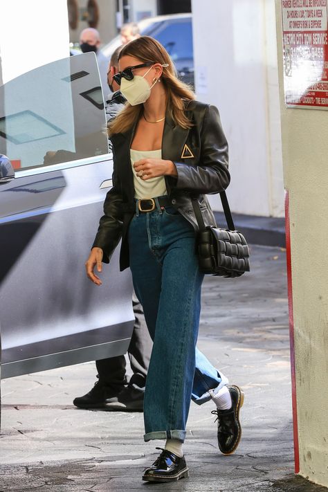 Low Doc Martens, Malu Trevejo Outfits, Celebrity Jeans, Hailey Bieber Street Style, Hailey Bieber Outfits, Dr Martens Outfit, Hailey Bieber Style, Doc Martens Outfit, Hailey Baldwin Style