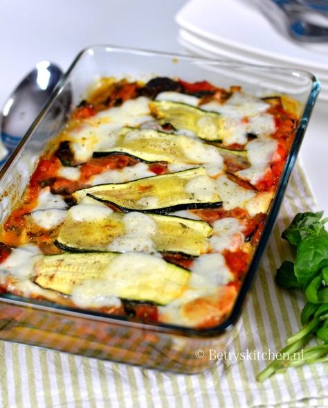 Groente lasagna met courgette en aubergine • Betty's Kitchen Zucchini Lasagne, Suzanne Vega, Healthy Travel Snacks, Crockpot Chicken Healthy, Italian Recipes Traditional, Pesto Chicken Pasta, Spaghetti Recipes, Pinterest Recipes, Easy Healthy Dinners