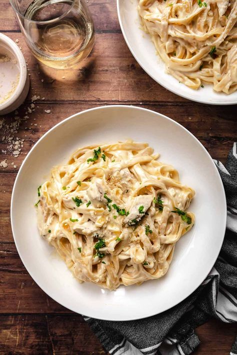 Fancy Alfredo Pasta, Pasta Serving Ideas, Chicken Alfredo Pasta Aesthetic, Fresh Pasta Dishes, Chicken Alfredo Aesthetic, Easy Baked Chicken Alfredo, Italian Chicken Alfredo, Chicken Creamy Pasta, Pasta Chicken Alfredo