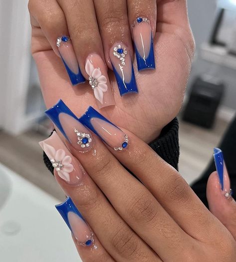 Royal Blue With White Nails, Blue Virgencita Nails, Quince Nails Blue Short, Royal Blue And Gold Nails Short, Blue Latina Nails, Royal Blue And White Acrylic Nails, Royal Blue Acrylic Nails Ideas, Royal Blue Birthday Nails, Blue Quince Nails