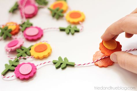 15 Minute Spring Garland - Attach Flower Garland Diy, Felt Flower Garland, Sister Crafts, Flower Garland Wedding, Weekend Crafts, Felt Garland, Felt Embroidery, Diy Garland, Floral Garland