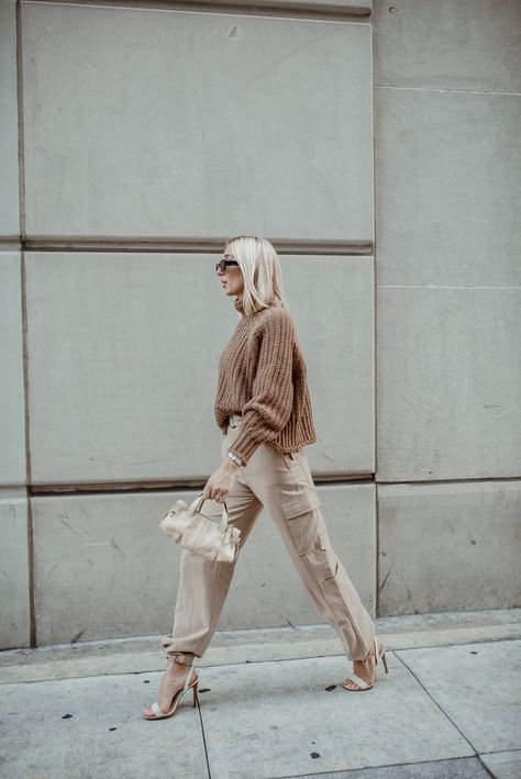 fall outfits women casual fashion ideas street styles, fall outfits women 20s style inspiration simple What To Wear With Cargo Pants, Fall Outfits Women 20s, Cream Cargo Pants, Houston Fashion, Trendy Pants, Cargo Pants Outfit, Chic Fall Outfits, 20s Fashion, Cargo Pant