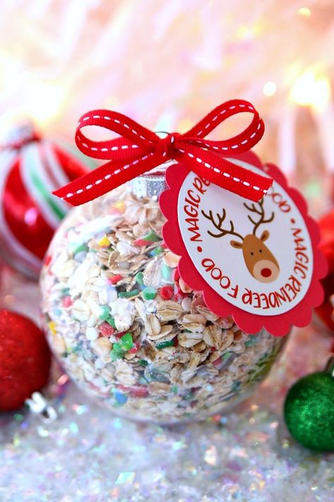 Guide Rudolph and his team on Christmas Eve with magical reindeer food.  Use the free printable I've created to make Magical Reindeer Food Ornaments for a simple and fun Christmas tradition. #christmas #ornaments Tradition Christmas, Magic Reindeer Food, Christmas Crafts To Sell, Reindeer Food, Food Ornaments, Christmas Tradition, Christmas Crafts For Gifts, Easy Christmas Crafts, Free Christmas Printables