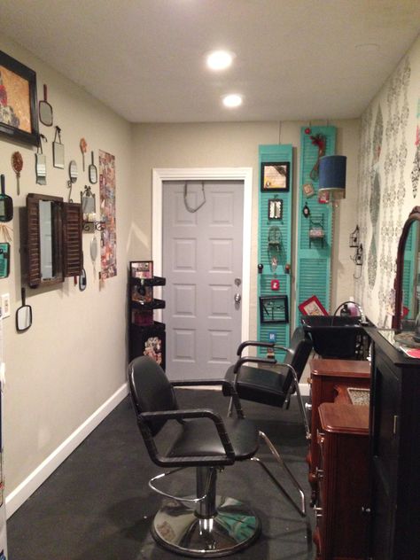 Garage salon Garage Salon Ideas, Basement Salon, Spa Day Essentials, Small Hair Salon, Barber Station, Small Salon, Dream Salon, Home Beauty Salon, Home Hair Salons