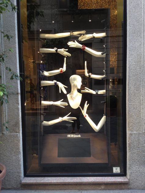 Jewelry Shop Window, Jewelry Mannequin, Luxury Jewelry Shop, Jewelry Shop Display, Jewelry Store Displays, Jewelry Store Interior, Jewelry Booth, Retail Store Interior Design, Jewelry Store Design