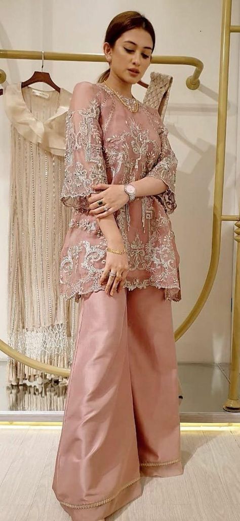 Jeans Casual Outfit, Casual Outfit Summer, Designer Dresses Elegant, Bridal Dresses Pakistan, Outfit Autumn, Outfit Halloween, Pakistani Fancy Dresses, Pakistani Dresses Casual, Beautiful Pakistani Dresses