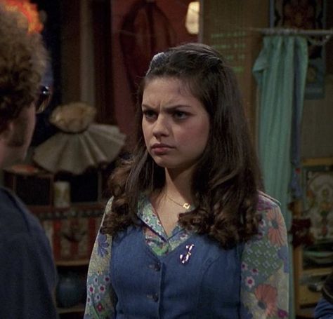 Jackie Burkhart Hairstyle, Female Tv Characters, Jackie That 70s Show, Mila Kunis Style, Jackie Burkhart, 70s Outfit, 70 Show, 70s Show, 90s Girl