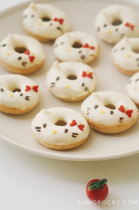 Cute Recipes, Cute Macarons, Hello Kitty Food, Mini Donut Recipes, Food Donut, Donut Decorating Ideas, Japanese Candy Snacks, Christmas Donuts, Candy Snacks