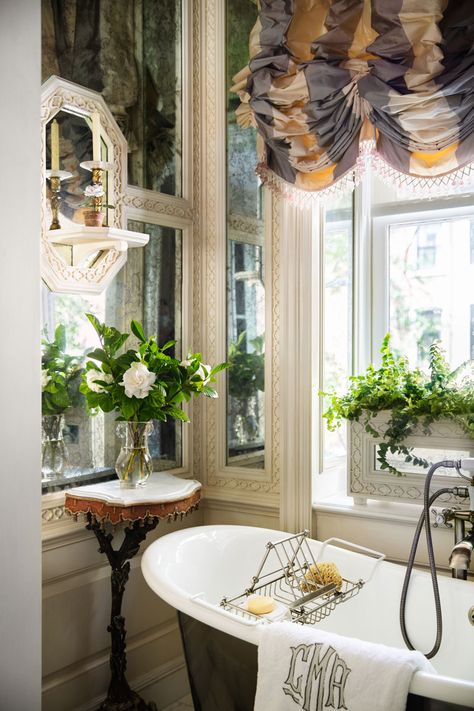 Guest Bathtub, Moss Flowers, Entertaining Garden, Charlotte Moss, White Floral Arrangements, Glam Pad, Flower Room, Create A Signature, New York Apartment