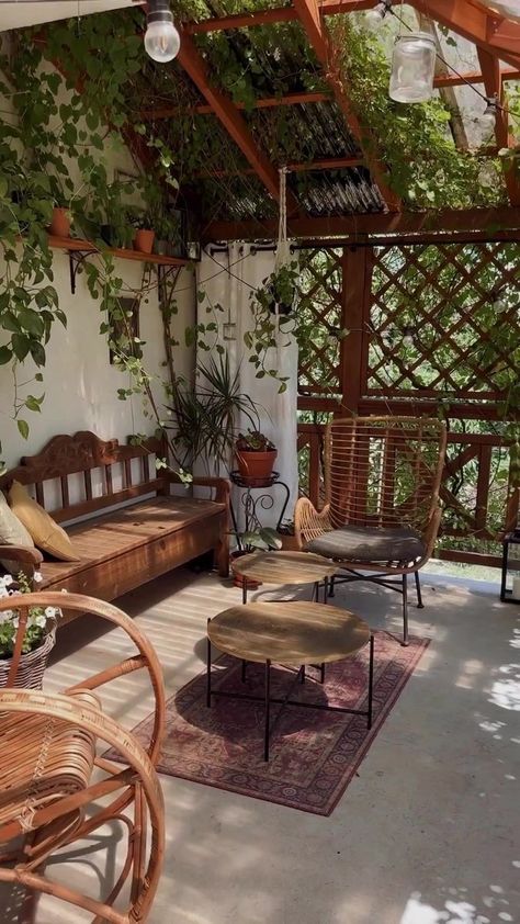 Small Patio With Pergola, Jungle Backyard Ideas, Jungle Balcony, Veranda Inspiration, Outdoor Events Decor, Klein Balkon Decor, Urban Jungle Interior, Shade Garden Design, Small Outdoor Patios