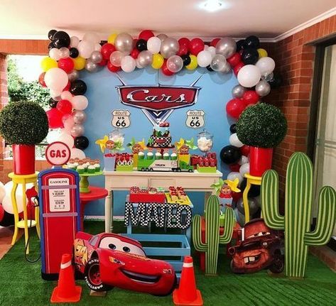 Pixar Cars Balloon and streamer Disney Cars Theme Birthday Party, Cars Themed Birthday Party, Lightning Mcqueen Party, Disney Cars Theme, Pixar Cars Birthday, Theme Bapteme, Cars (disney) Party, Cars Birthday Party Decorations, Cars Birthday Party