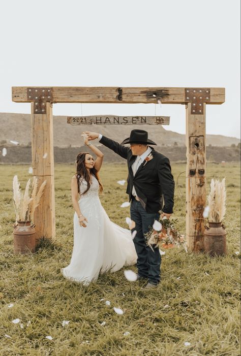 Country Wedding Arches, Country Western Wedding, Family Ranch, Wedding Alters, Wedding Arch Rustic, Country Theme Wedding, Cowboy Wedding, West Wedding, Future Wedding Plans