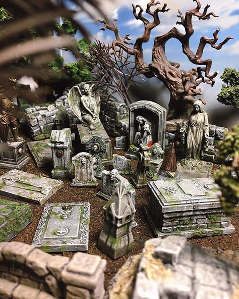 Miniature Graveyard, Beautiful Graveyard, Dnd Room, Terrain Building, Fish Tank Themes, Warhammer Imperial Guard, Warhammer Terrain, 40k Terrain, Haunted Dollhouse