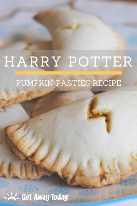 Harry Potter Pumpkin Pasties Recipe Harry Potter Feast, Harry Potter Treats, Harry Potter Desserts, Gateau Harry Potter, Harry Potter Snacks, Harry Potter Night, Harry Potter Pumpkin, Harry Potter Parties Food, Harry Potter Recipes