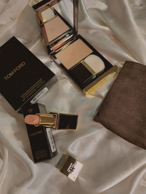 Cosmetics Aesthetic, Tom Ford Perfume, Tom Ford Makeup, Tom Ford Beauty, Luxury Cosmetics, Makeup Aesthetic, Finishing Powder, Luxury Makeup, Face Hair